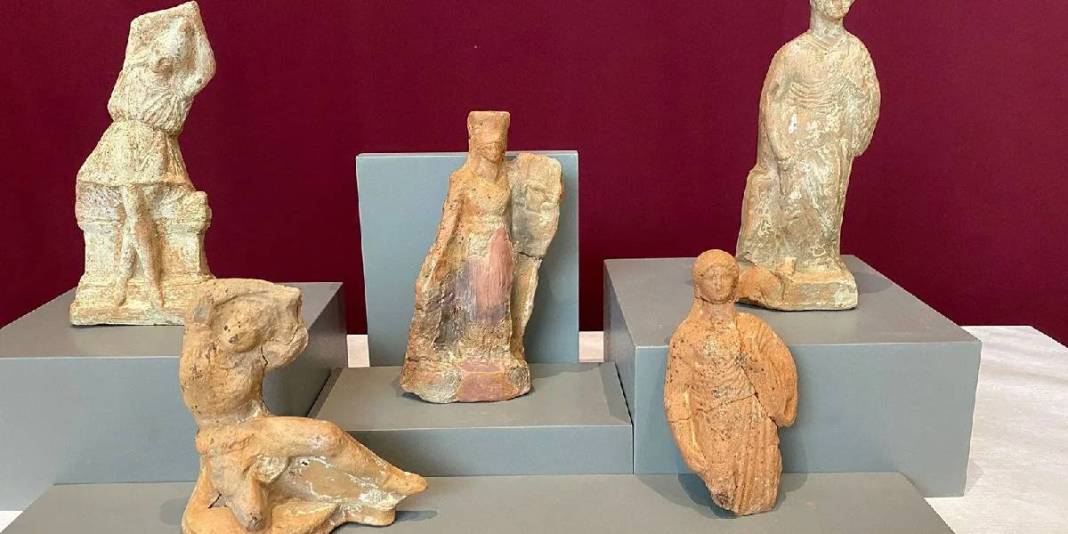 Yer Türkiye: Kazıyıcılar çocuk mezarının içinden onlarca defineyi elleriyle çıkardı! Tam 2.700 yıllık… 7